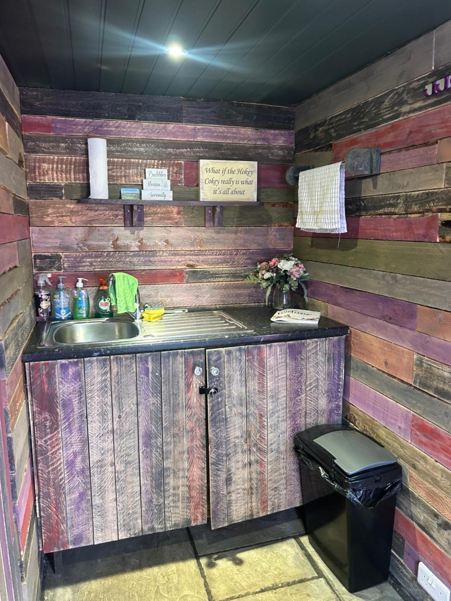 Rhodes To Serenity - Waterfall Shepherds Hut Cauldon Esterno foto