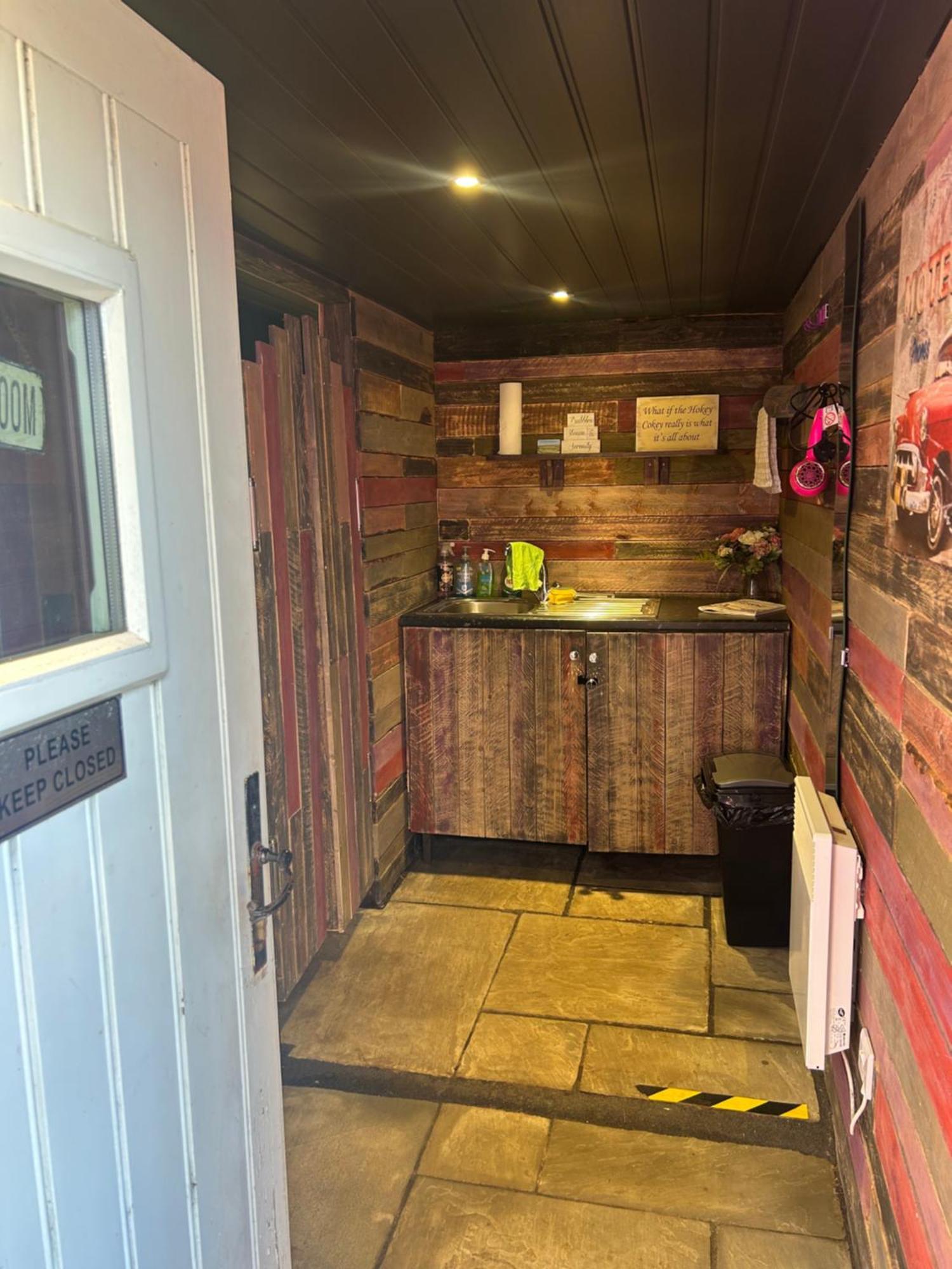 Rhodes To Serenity - Waterfall Shepherds Hut Cauldon Esterno foto