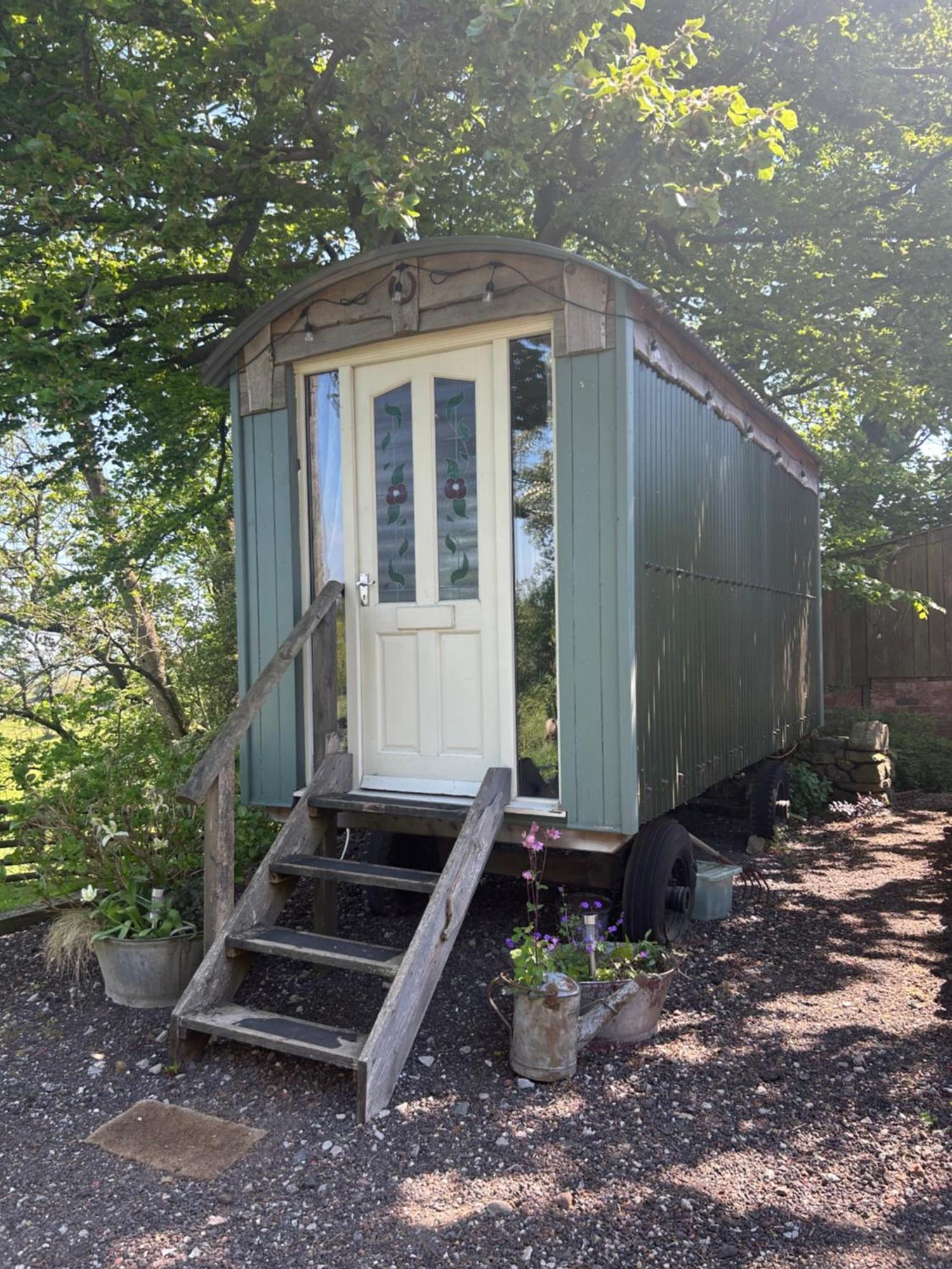 Rhodes To Serenity - Waterfall Shepherds Hut Cauldon Esterno foto