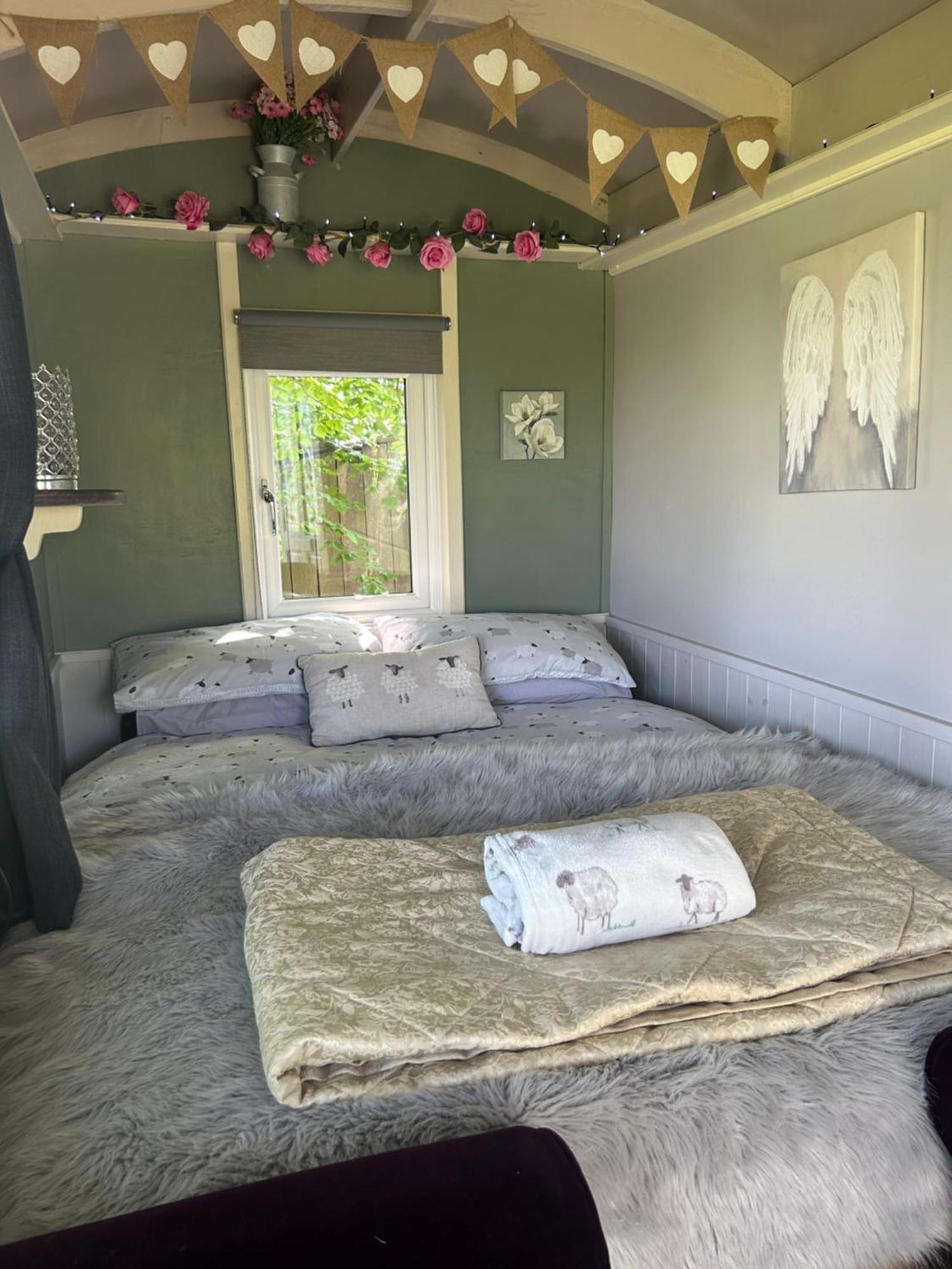 Rhodes To Serenity - Waterfall Shepherds Hut Cauldon Esterno foto